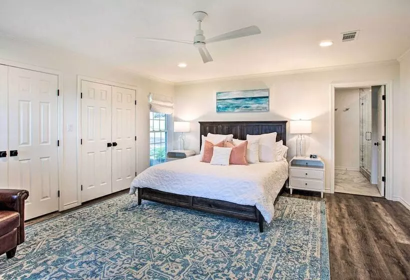 Remodeled Cedar Creek Lake Retreat W/ Fire Pit!