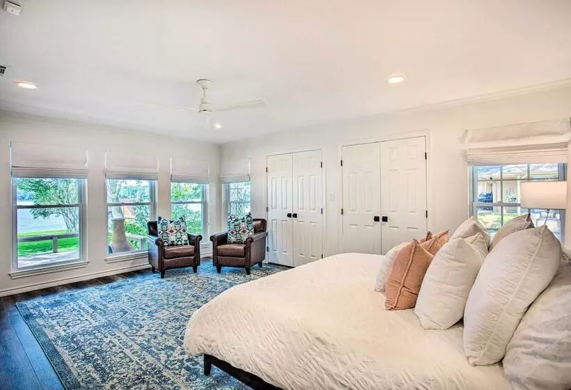 Remodeled Cedar Creek Lake Retreat W/ Fire Pit!