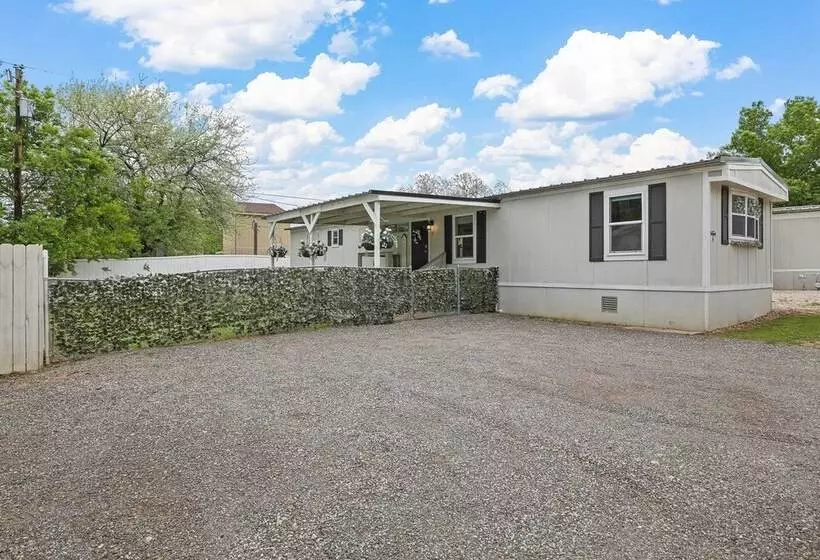 Near Water: Lake Dallas Home W/ Furnished Patio!