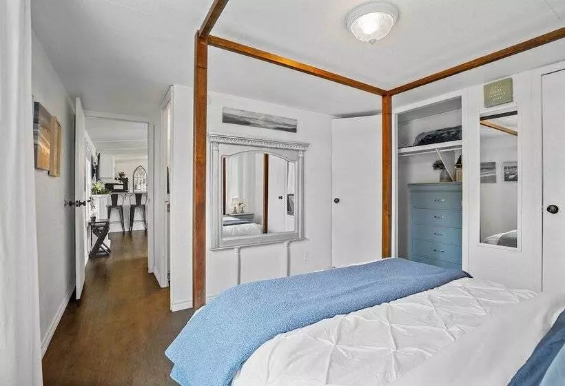 Near Water: Lake Dallas Home W/ Furnished Patio!