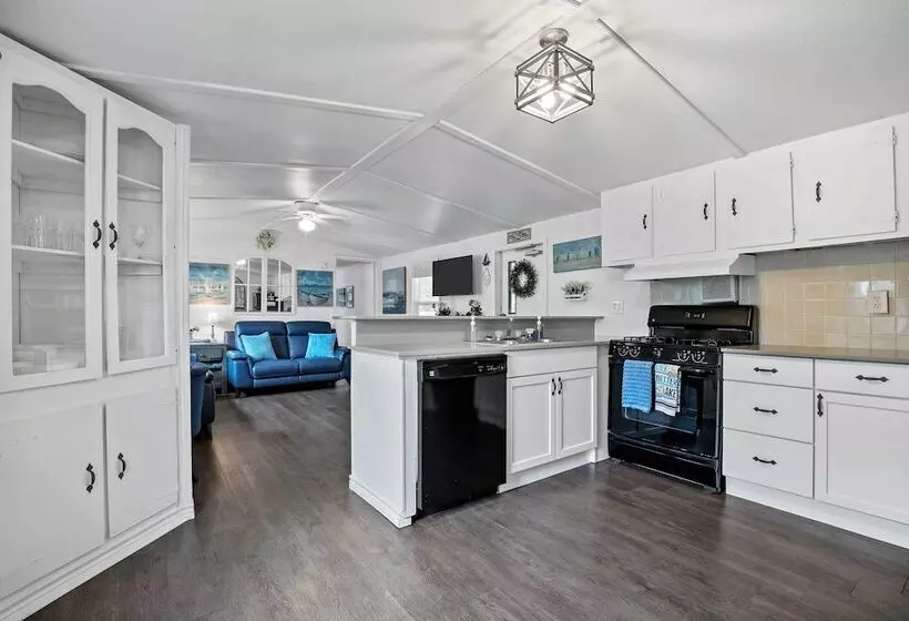 Near Water: Lake Dallas Home W/ Furnished Patio!