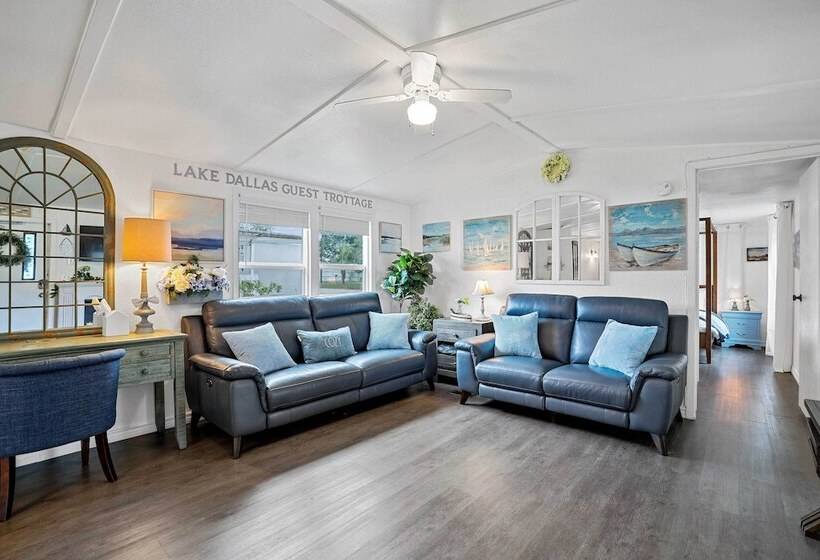 Near Water: Lake Dallas Home W/ Furnished Patio!