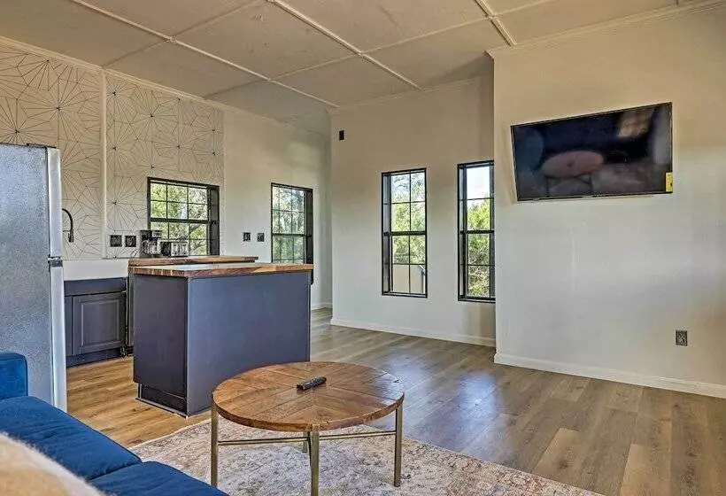 Chic Fredericksburg Retreat   Near Wineries!