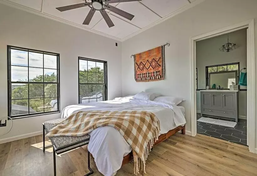 Chic Fredericksburg Retreat   Near Wineries!