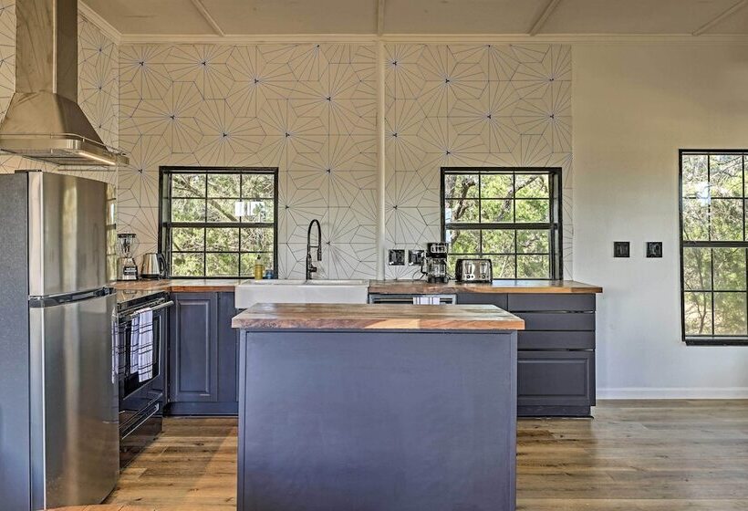 Chic Fredericksburg Retreat   Near Wineries!