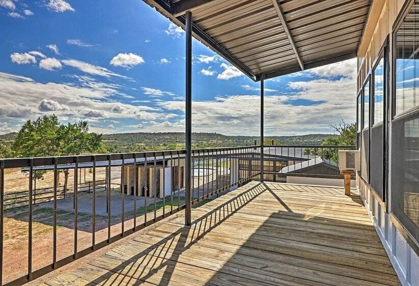 Chic Fredericksburg Retreat   Near Wineries!