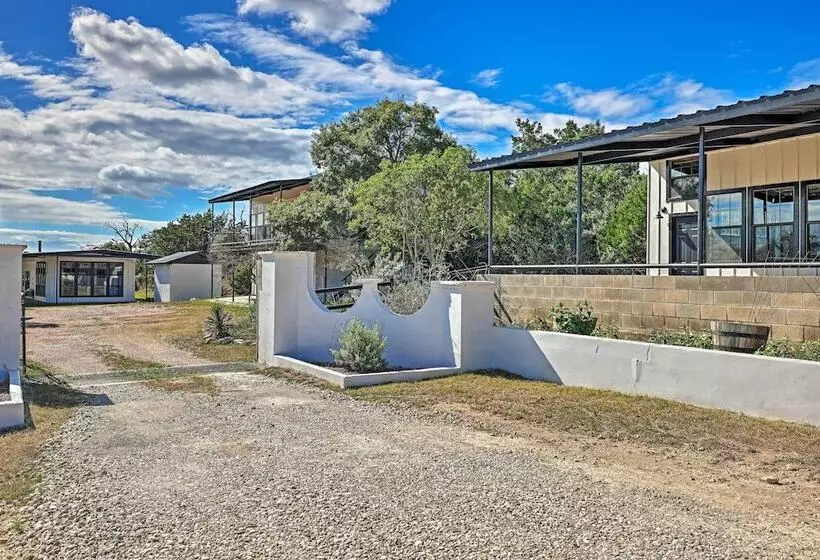 Chic Fredericksburg Retreat   Near Wineries!