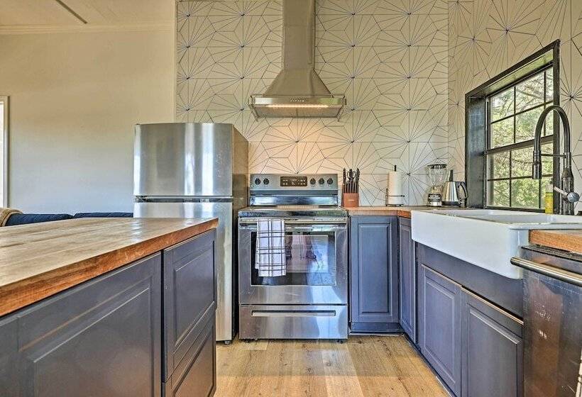 Chic Fredericksburg Retreat   Near Wineries!