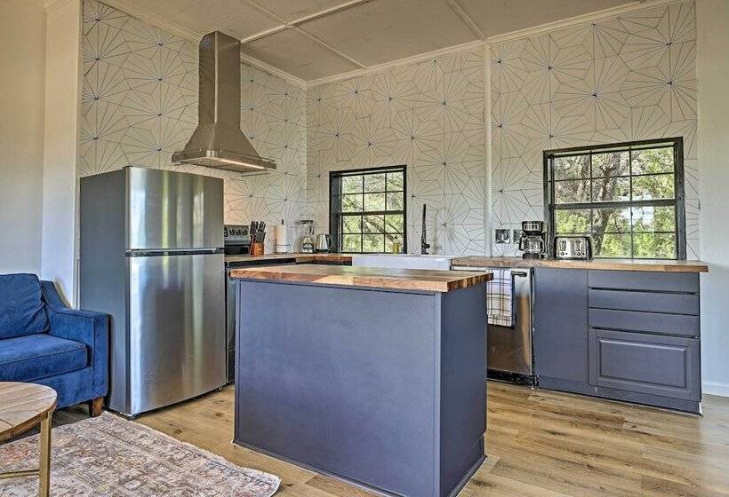 Chic Fredericksburg Retreat   Near Wineries!