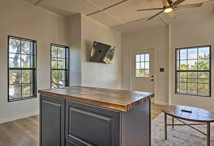 Chic Fredericksburg Retreat   Near Wineries!