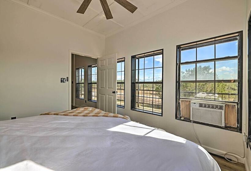 Chic Fredericksburg Retreat   Near Wineries!