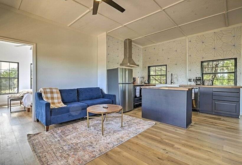 Chic Fredericksburg Retreat   Near Wineries!