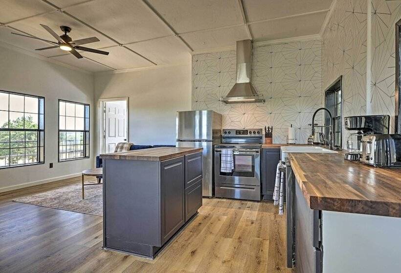 Chic Fredericksburg Retreat   Near Wineries!