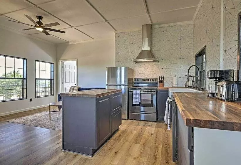 Chic Fredericksburg Retreat   Near Wineries!