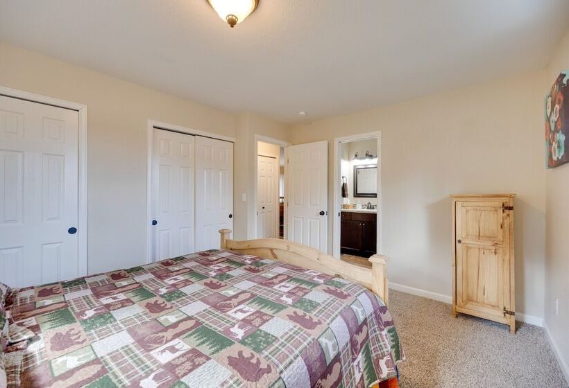 Comforting Woodland Park Home W/ Fire Pit!