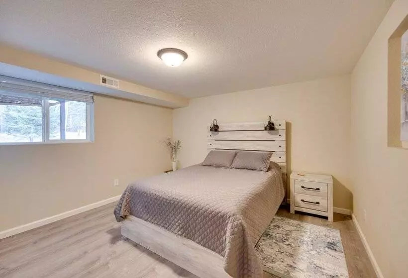 Comforting Woodland Park Home W/ Fire Pit!