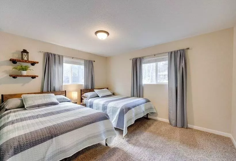 Comforting Woodland Park Home W/ Fire Pit!