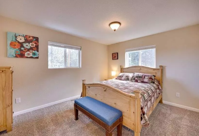 Comforting Woodland Park Home W/ Fire Pit!