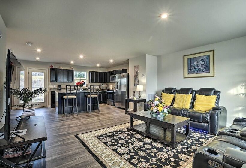 9 Mi To Duke University: Spacious Home W/ Yard!