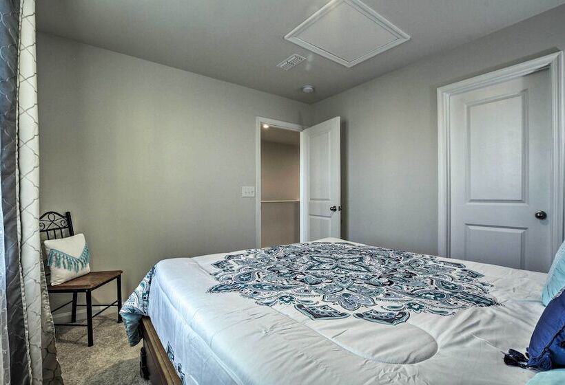 9 Mi To Duke University: Spacious Home W/ Yard!