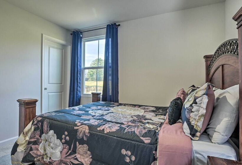 9 Mi To Duke University: Spacious Home W/ Yard!