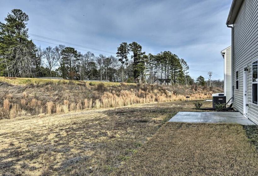 9 Mi To Duke University: Spacious Home W/ Yard!