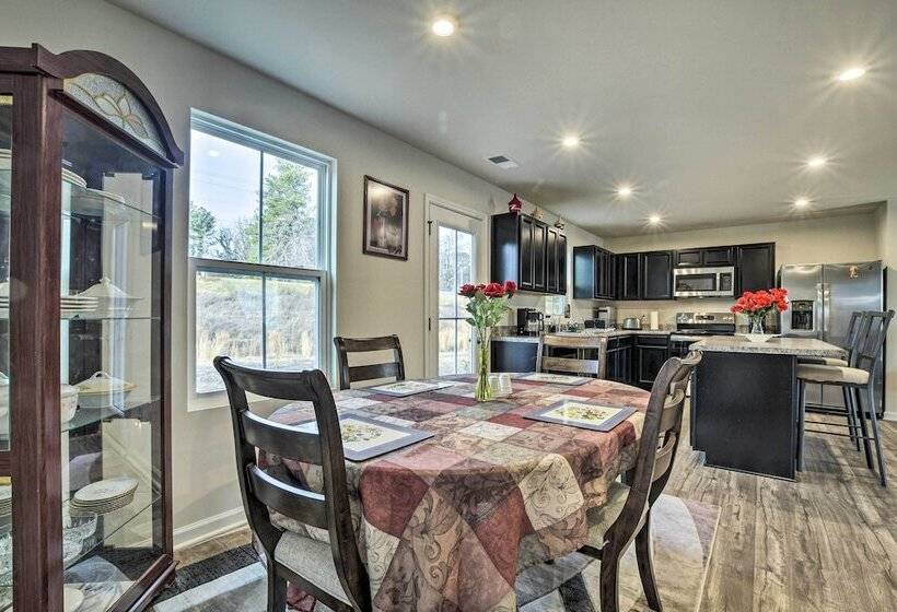 9 Mi To Duke University: Spacious Home W/ Yard!