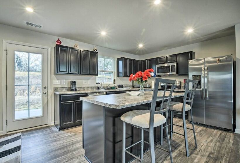 9 Mi To Duke University: Spacious Home W/ Yard!