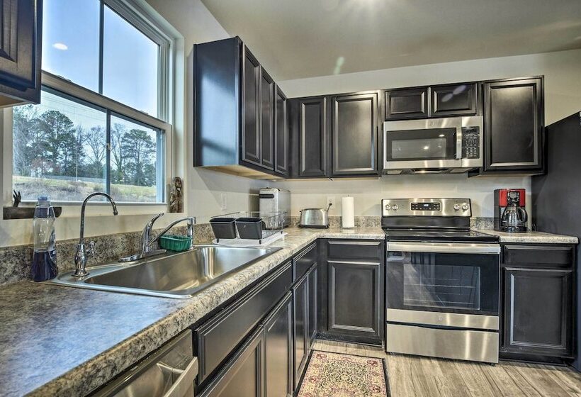 9 Mi To Duke University: Spacious Home W/ Yard!