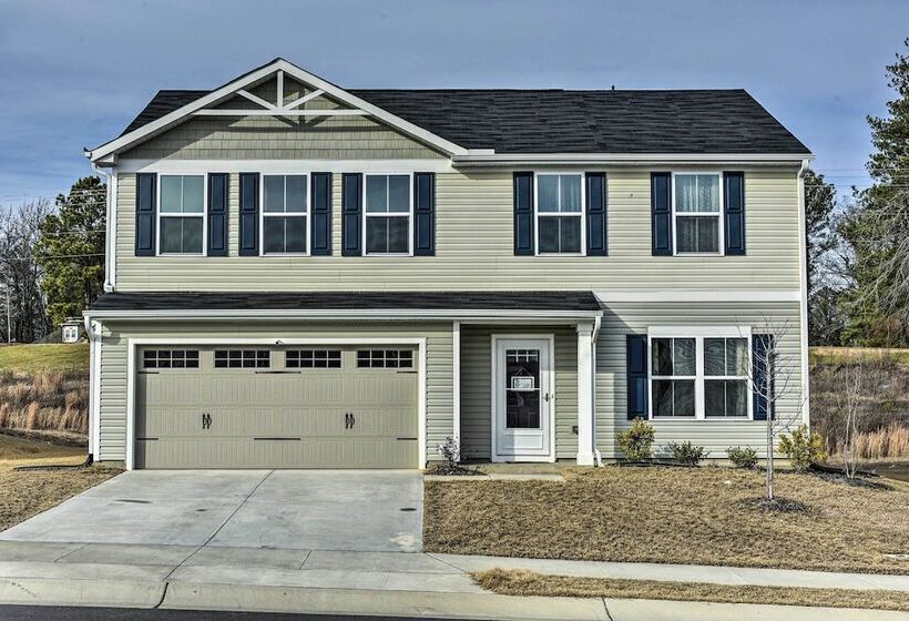 9 Mi To Duke University: Spacious Home W/ Yard!