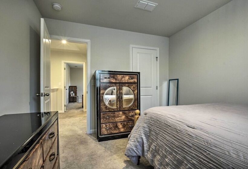 9 Mi To Duke University: Spacious Home W/ Yard!