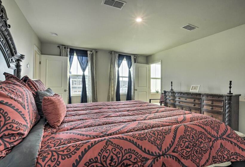 9 Mi To Duke University: Spacious Home W/ Yard!