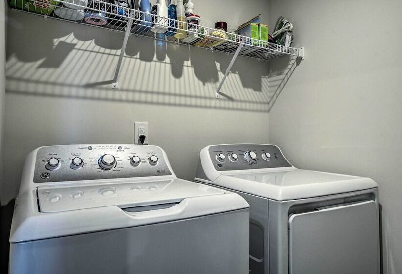 9 Mi To Duke University: Spacious Home W/ Yard!