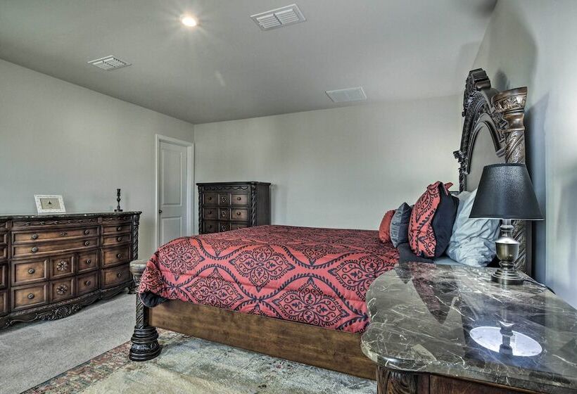 9 Mi To Duke University: Spacious Home W/ Yard!