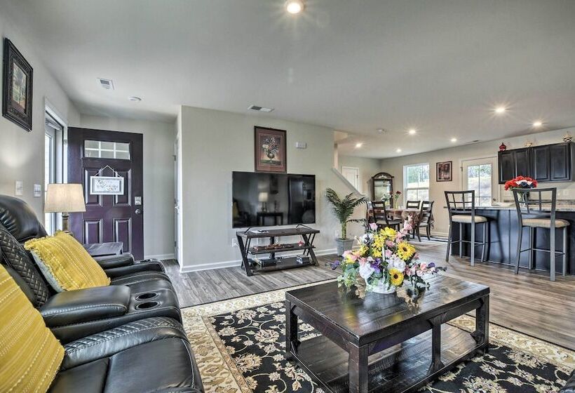 9 Mi To Duke University: Spacious Home W/ Yard!