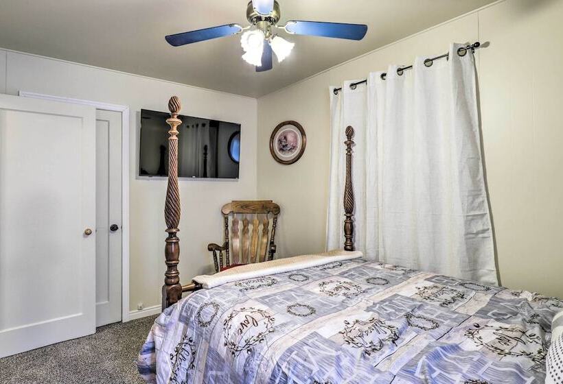 Cozy Helper Home W/ Fenced Yard, Pets Welcome