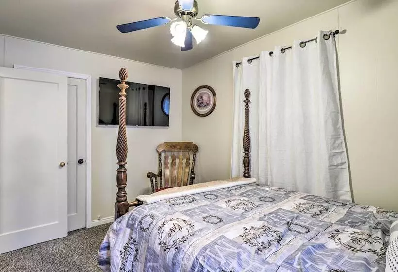 Cozy Helper Home W/ Fenced Yard, Pets Welcome