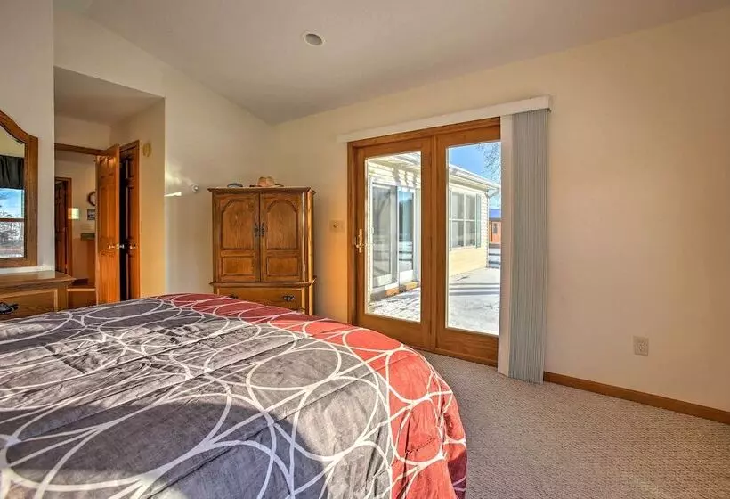 Cozy Riverfront Home W/ Fire Pit In Houghton Lake!