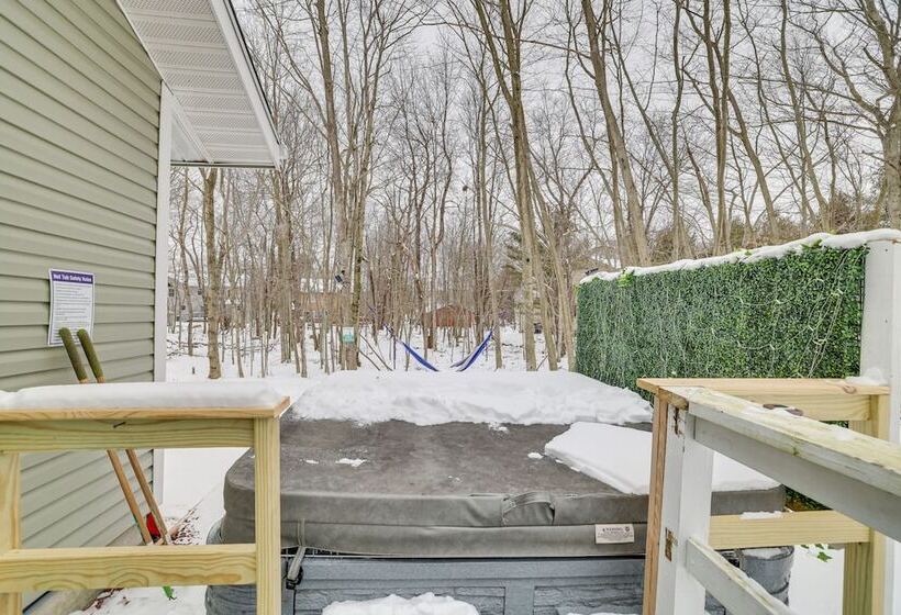 Tobyhanna Home W/ Hot Tub & Fire Pit: Walk To Lake