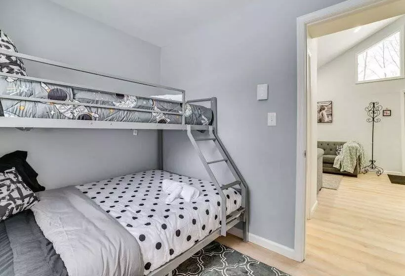 Tobyhanna Home W/ Hot Tub & Fire Pit: Walk To Lake