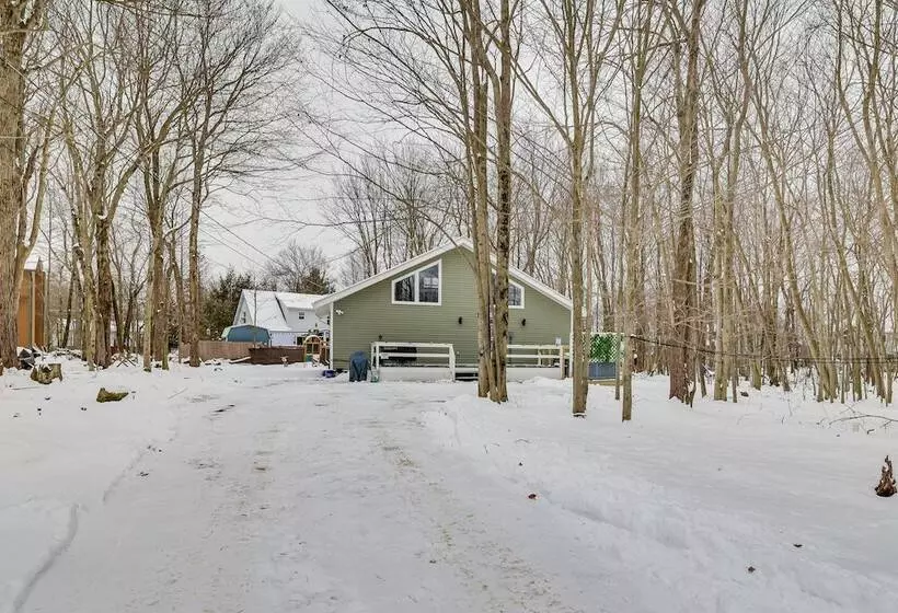 Tobyhanna Home W/ Hot Tub & Fire Pit: Walk To Lake