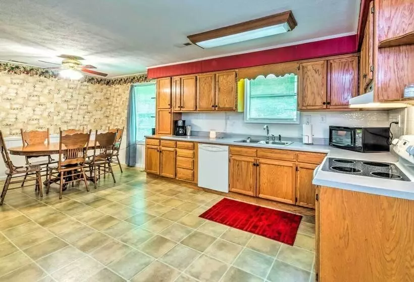 Dale Hollow Lake Haven: Private Yard + Grill!