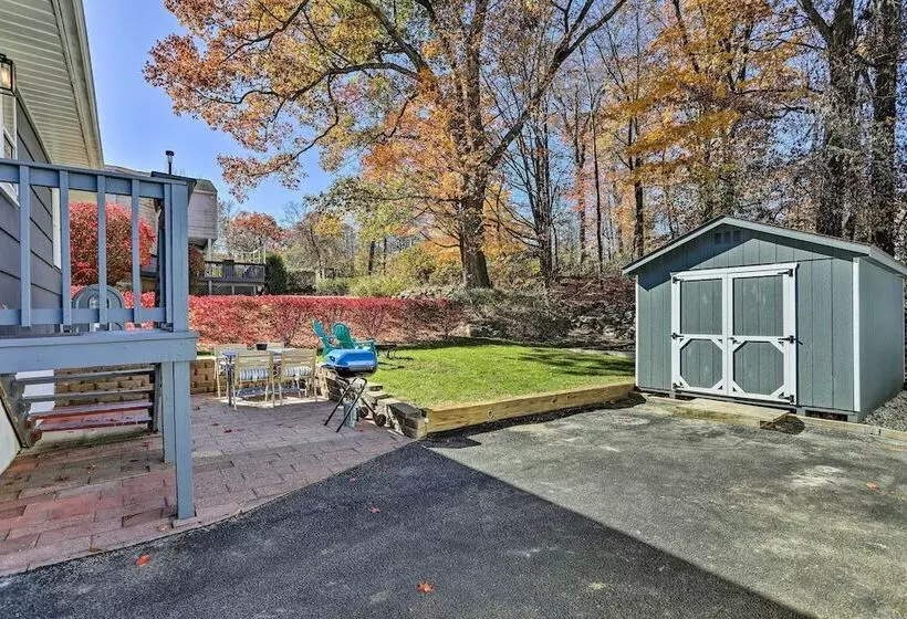 Delightful Home W/ Fire Pit, Walk To Lake!