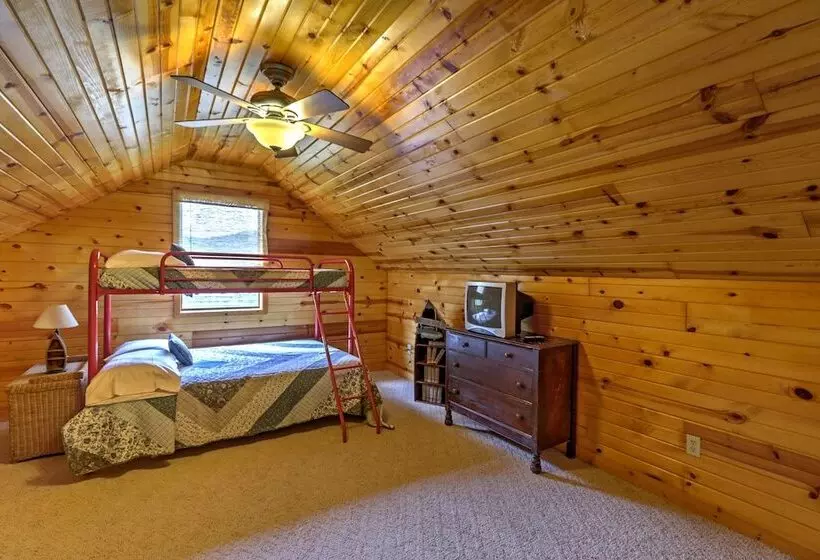 Dream Valley Mountain View Cabin W/ Covered Porch!