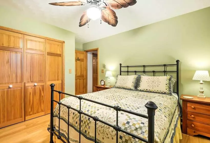 Thompson Home W/ Deck + Pond, 8 Mi To Elk Mountain