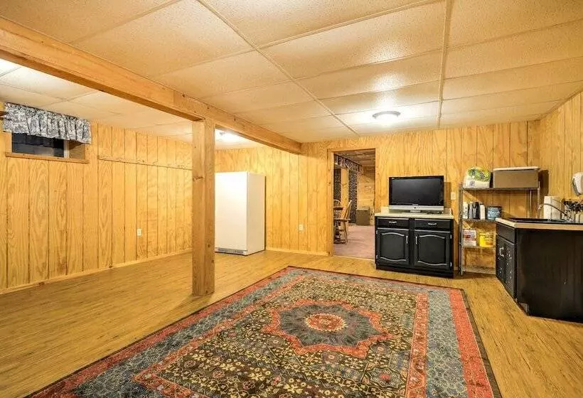 Thompson Home W/ Deck + Pond, 8 Mi To Elk Mountain