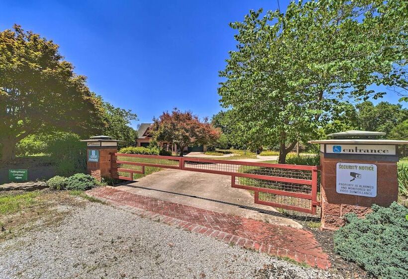 Falling Water Chalet Upper Unit: Near Bike Trails!