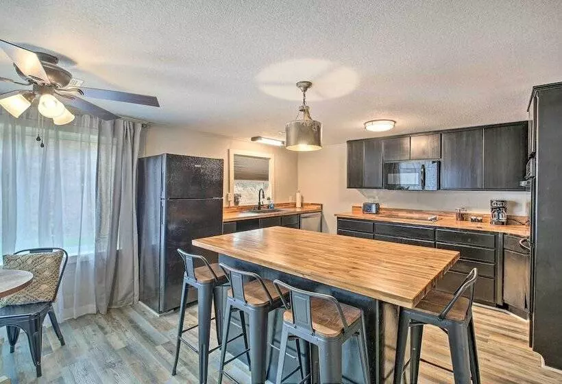 11 Mi To Lake Ouachita: Family Cabin W/ Yard