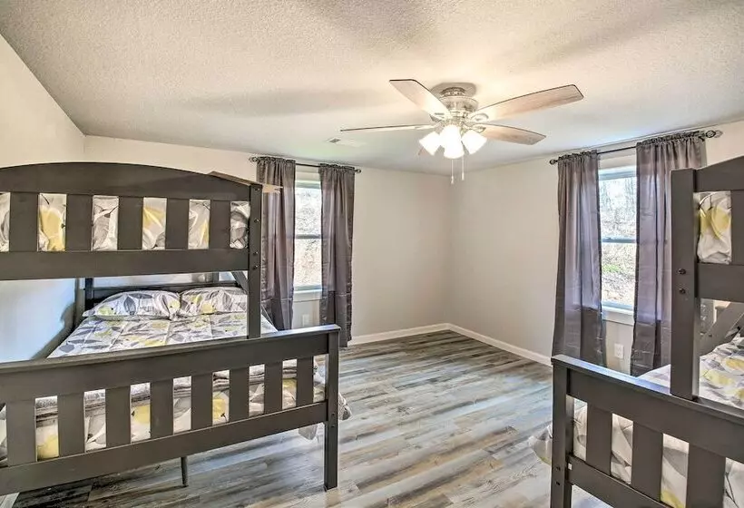 11 Mi To Lake Ouachita: Family Cabin W/ Yard