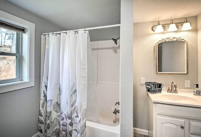 11 Mi To Lake Ouachita: Family Cabin W/ Yard